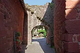 Porte plate avec son escalier qui menait au chemin de ronde.