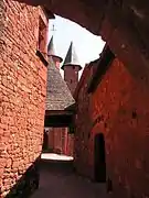 Vue de l'église sous un porche