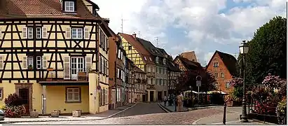 Une succession de maisons à colombage dans une rue.