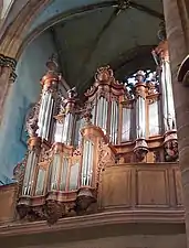 Vue de trois quarts d'un orgue de tribune.