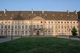 La place du 2-Février et la nouvelle médiathèque.