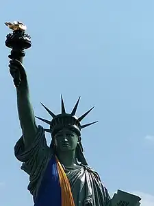 Statue de la liberté de Colmar décorée aux couleurs de l'Ukraine