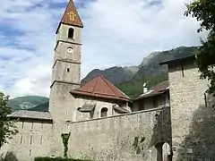 Église Saint-Martin contre les remparts et porte des Glacis.