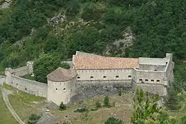 Fort de Savoie vu de la route du col des Champs à Colmars-les-Alpes.