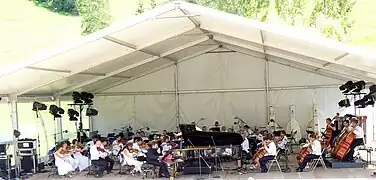 L'orchestre régional de Cannes-Provence-Alpes-Côte-d’Azur joue aux champs lors des « Folies du lac de La Colmiane », le 18 juillet 2010.