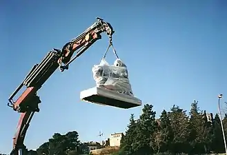 Placement du monument sur le piédestal en décembre 2005