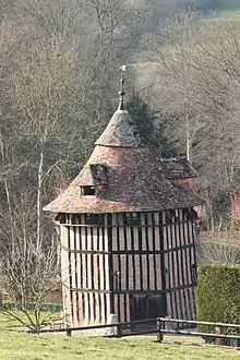 L'ancien colombier du manoir. Classé monument historique, ce colombier est utilisé comme élément principal du blason de la commune.