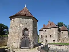 Colombier octogonal du XVIIe siècle et place-forte.