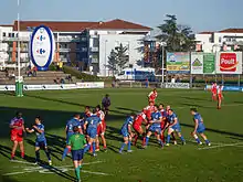 Match entre Colomiers et Dax ; les joueurs mettent en place leur combinaison pour la réception du lancer du ballon depuis la touche.