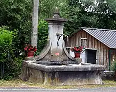 La fontaine publique.