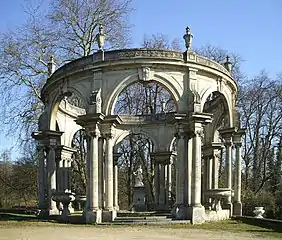 Colonnade inspirée de Versailles.