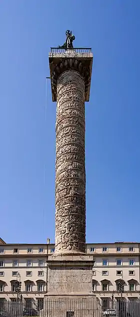 La colonne de Marc-Aurèle sur la Place Colonna