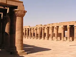 Philæ : colonnade devant le pylône du temple d'Isis