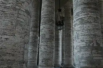 Les colonnes massives de la colonnade de la place Saint-Pierre.