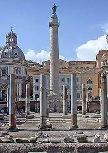 Colonne Trajane avec, au premier plan, les colonnes de la basilique Ulpienne.