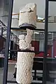 Photographie d'une colonne antique ornée d'un décor géométrique en losanges.