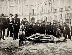 Bruno Braquehais, Statue de Napoléon Ier après la chute de la colonne Vendôme, photographie (1871).