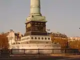 Base de la colonne de Juillet : le bassin circulaire et la base en marbre blanc ont été réalisés pour la fontaine.