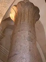 Détail du chapiteau palmiforme de la colonne exposée aujourd'hui au musée du Louvre