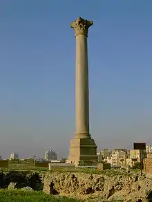 une colonne antique sur le ciel bleu
