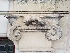 chapiteau orné de volutes d'une colonne ionique