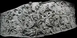 bas-relief rectangulaire convexe représentant une mêlée de soldats, tous armés d'épées et de boucliers, certains le torse nu.