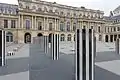 Art public par l'artiste Daniel Buren à Paris, dits colonnes de Buren