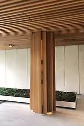 Photo d'une colonne en teck dans le hall d'entrée