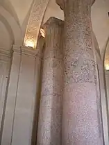 Deux colonnes palmiformes exposées au musée du Louvre - La deuxième provient du temple funéraire d'Ounas