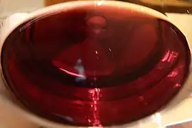 Couleur d'un bourgogne rouge.