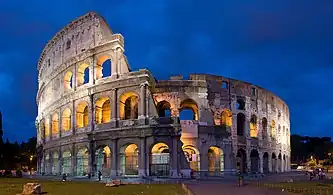 Vue de nuit du Colisée de Rome.