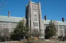 Le lycée de Colombia à Hamilton. C'est un grand bâtiment en briques avec une tour centrale ornée d'une pendule.