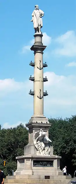 Le Colombus Monument, place de Colombus Circle, à New York.
