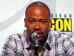 Columbus Short interprète Harrison Wright.