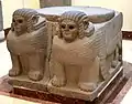 Base de colonne en forme de double sphinx. Zincirli, Musée de l'Orient ancien d'Istanbul.