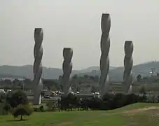 Monument de l'Université, reprenant le motif des Quatre Colonnes.