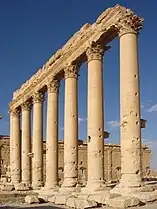 Colonnes du portique d'entrée.