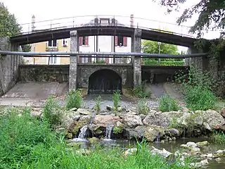 Le déversoir et sa passerelle.