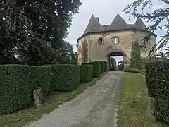 Voie d'accès au château.