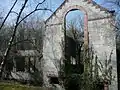 Vestiges de l'usine électrique des ardoisières.