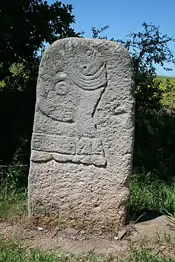 Copie de la statue-menhir de Serres (recto)