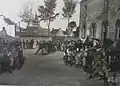 Chahut d'écoliers dans la cour de l'école privée de garçons du bourg de Combrit (début XXe siècle).