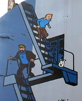 Tintin, Milou et le capitaine Haddock représentés sur un mur de la ville de Bruxelles, d'après une case de L'Affaire Tournesol.