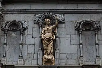 Statue sur le fronton de l'entrée