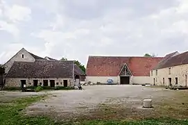 Commanderie de Coulommiers : grange aux dîmes et communs (porcherie, écuries, etc.).