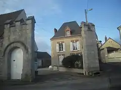 La porte crénelée de la commanderie de Sours.