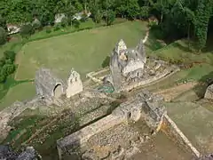 La chapelle Saint-Jean dont le milieu s'est effondré et la maison du four.