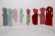 Créations exposées dans un musée sur mannequins.