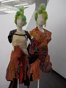 Deux tenues exposées dans un musée, sur mannequins.