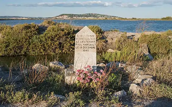 Une stèle commémorative pour un officier français tué lors de la Seconde Guerre mondiale à Sète.